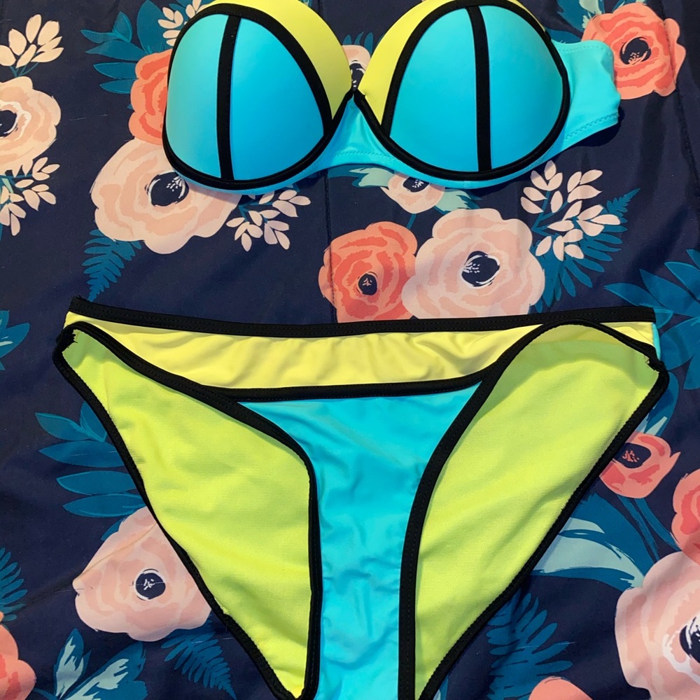 Bikini Set - Picture 2 of 4